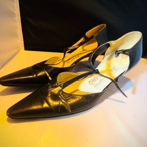Salvatore Ferragamo Women's Black Leather t Strap Heeled Shoes Size 7.5